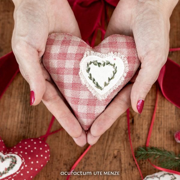 Acufactum Christmas Hearts