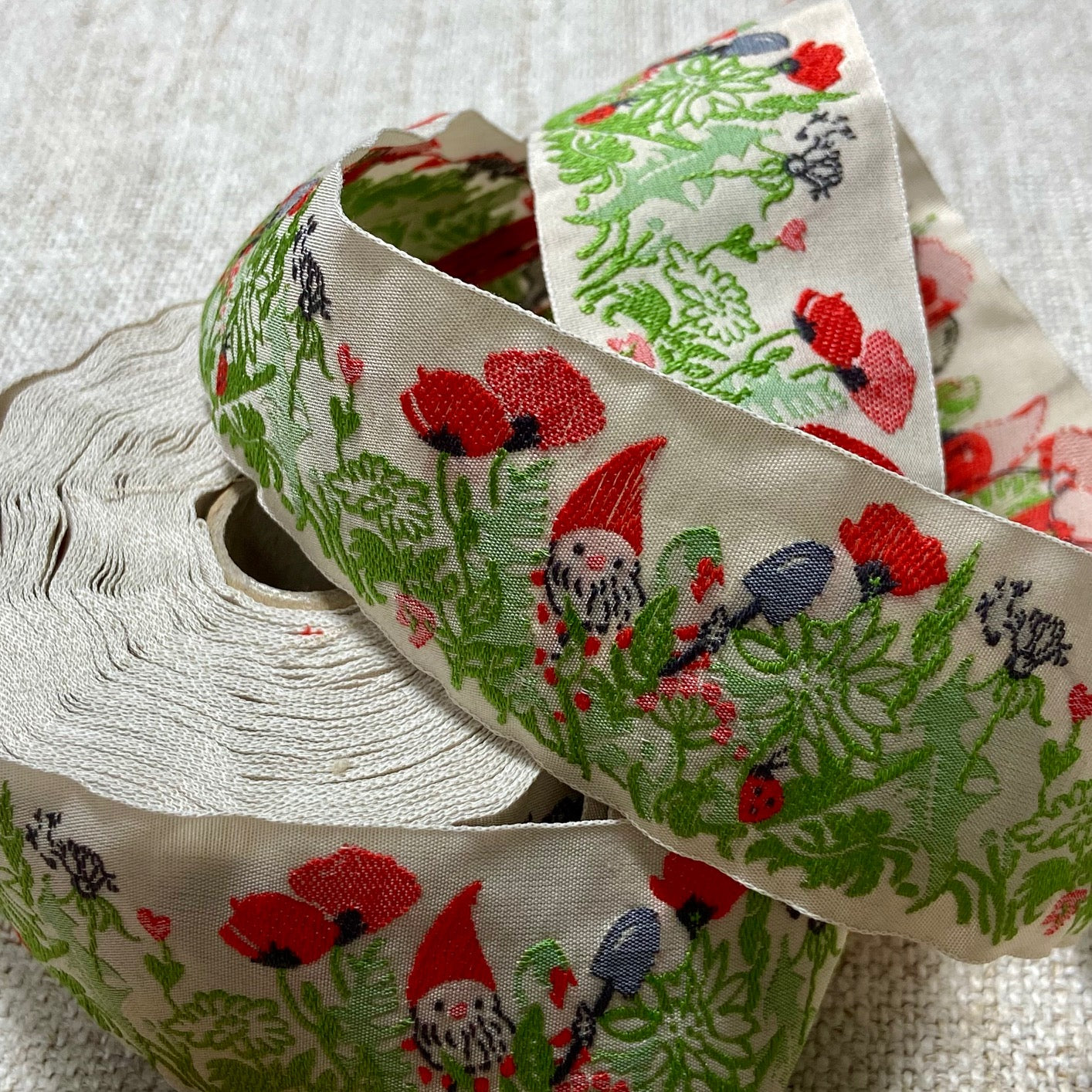 Ribbons - Kafka Jacquard - Gnome with poppies.