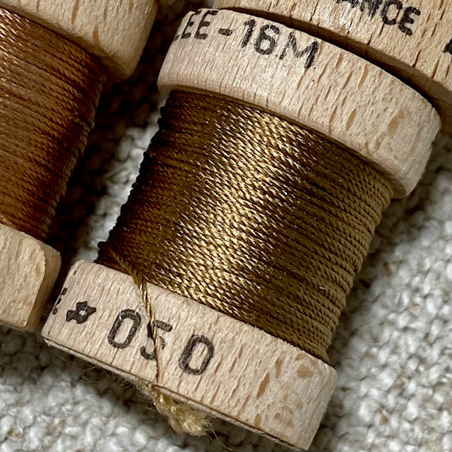 Au Ver A Soie Taupe Silk Spool Set